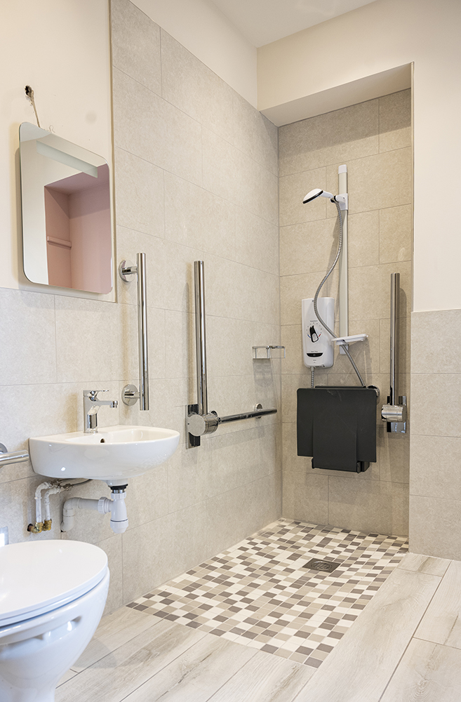 The accessible shower room in the Courtyard apartment Inverness