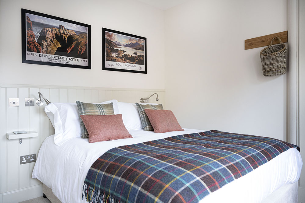 King sized bedroom, Tree House within Art House Apartments Inverness